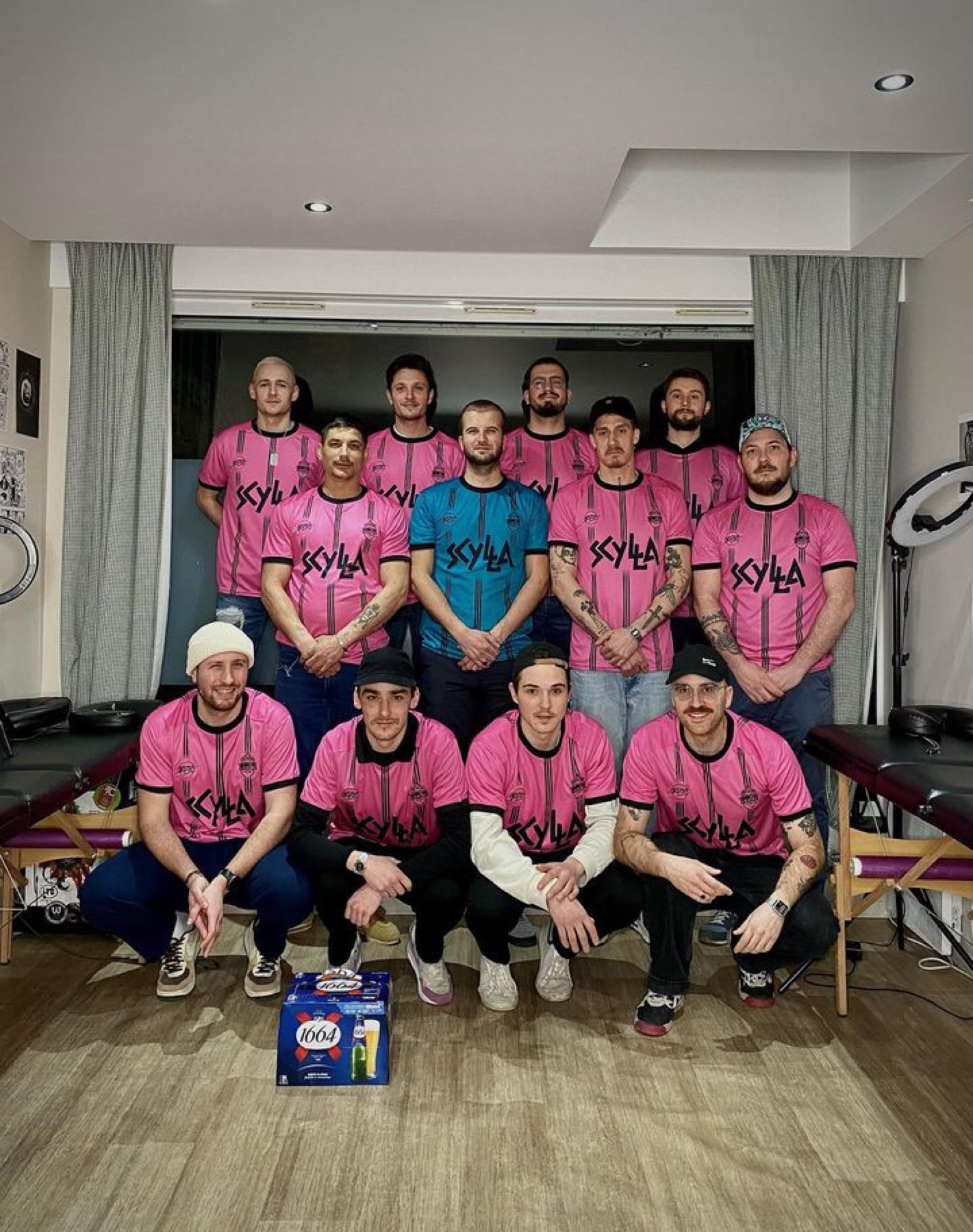 Équipe en maillots roses personnalisés