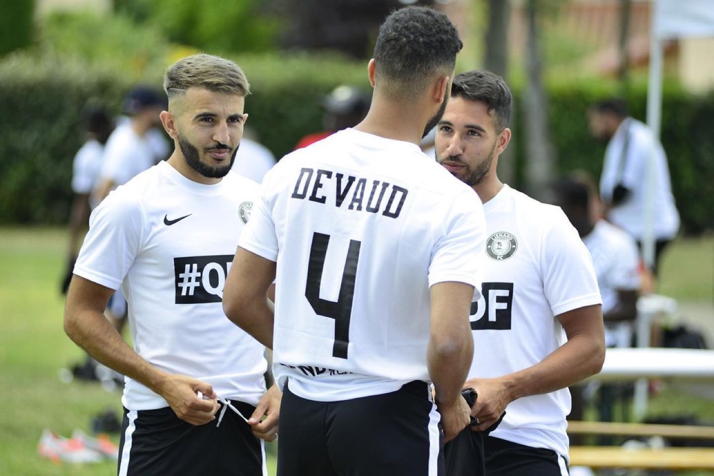 Détail maillot personnalisé noir et blanc